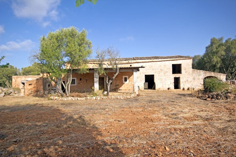 Finca mit viel Gebäudebestand in Campos zu verkaufen