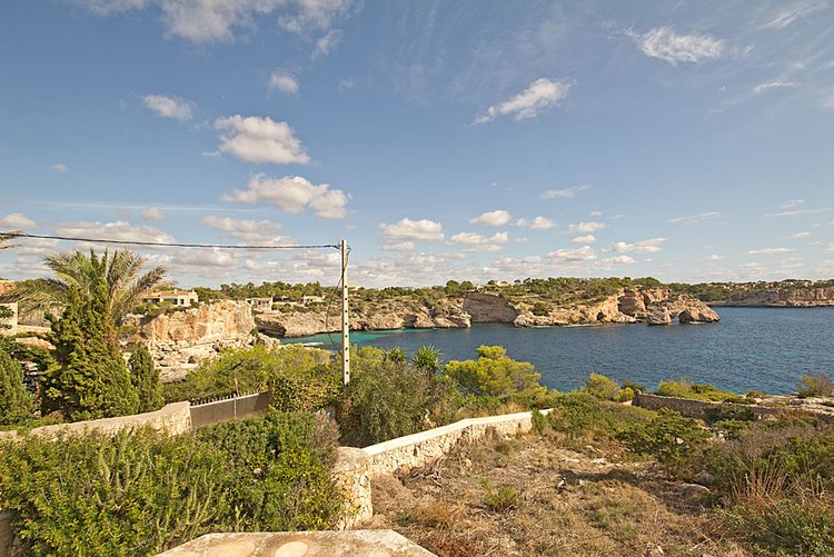 Casa en venta en primera línea de mar en Cala Llombards