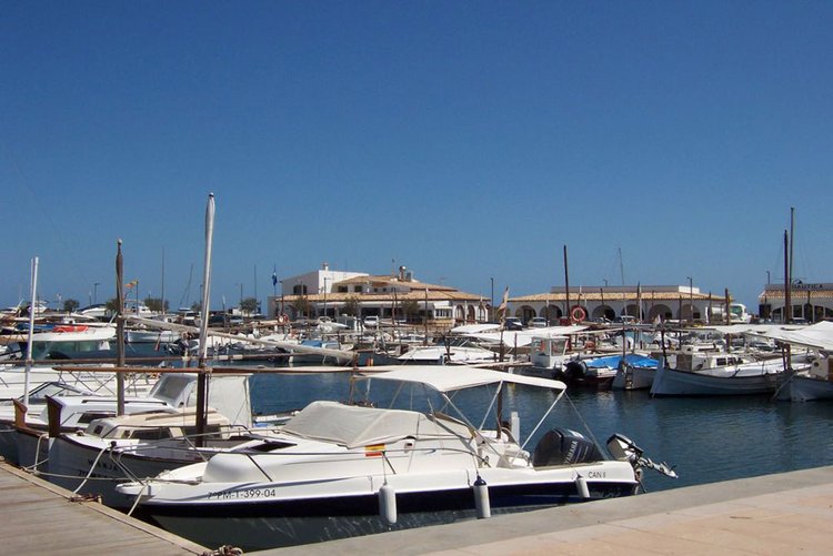 Descripción del puerto de la Colonia de Sant Jordi, coordenadas y bienes raíces