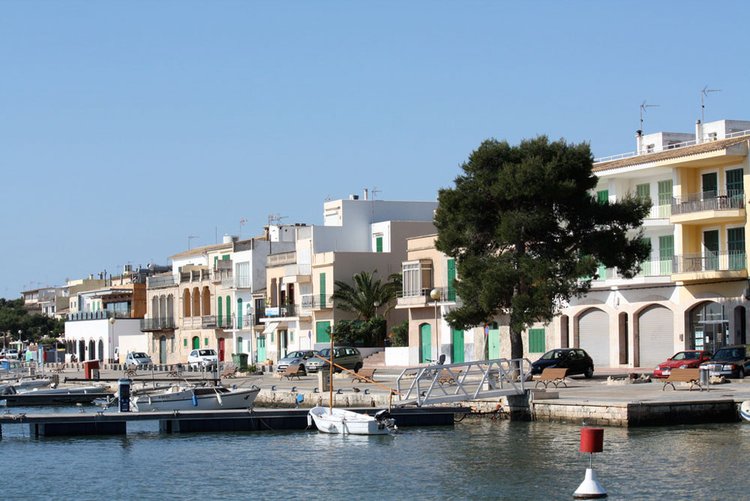 Buying real estate in the area to the harbor in Porto Colom