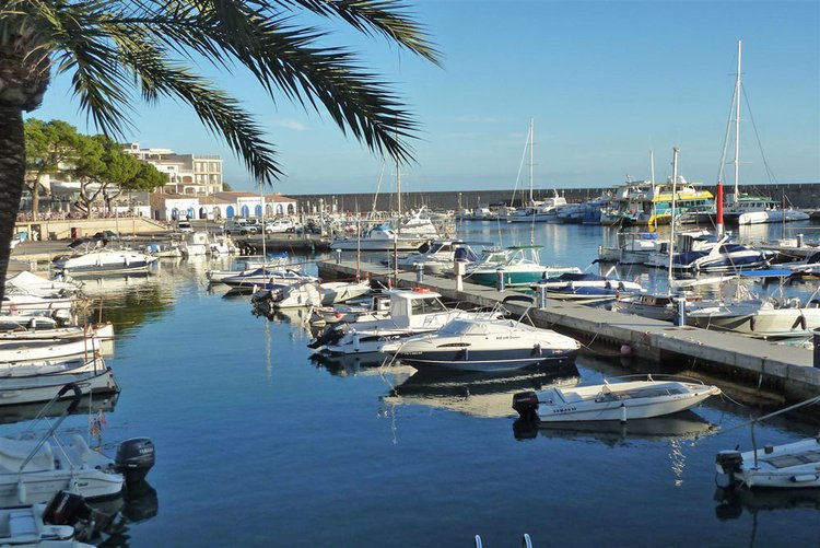 Yachthafen und Yachtclub in Cala Ratjada Beschreibung und Info