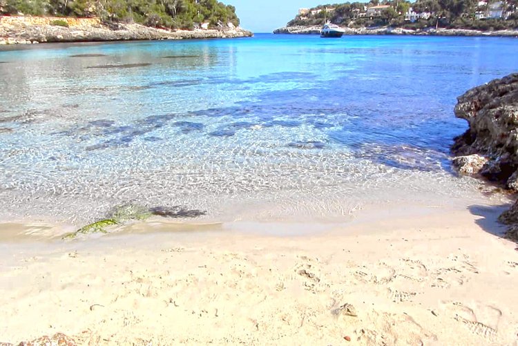 Sandstrand Porto Petro der kleine Hafenort im Südosten von Mallorca