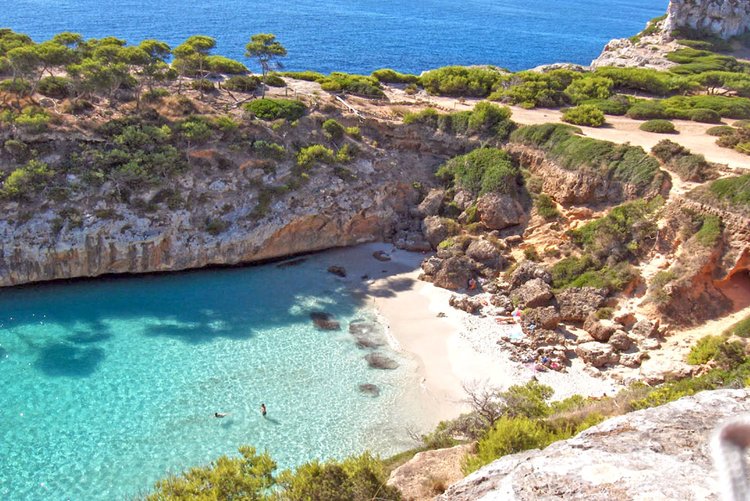 Salmunia Bucht und Strand bei Cala llombards