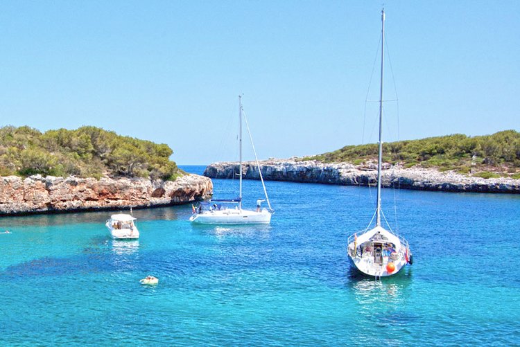 Mallorca Cala Sa Nau Segelboote am Strand