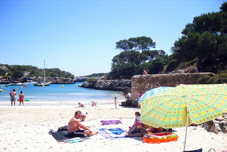La playa Cala Sa Nau con playa en el sureste de Mallorca