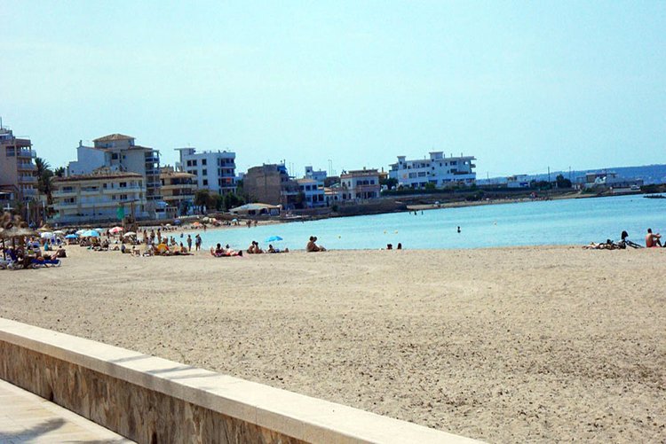 Ciutat Jardi Strand und Immobilien in der Umgebung