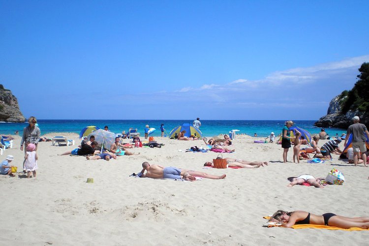 Песчаный пляж Cala Mandia берег Описание и расположение
