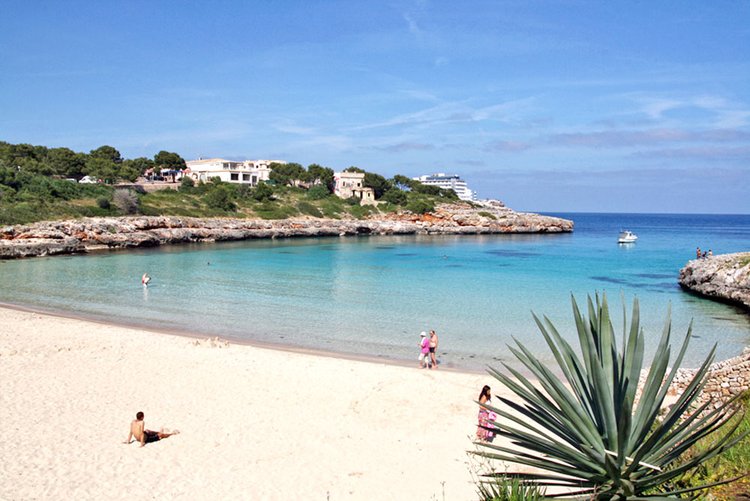 Playa de arena de Cala Marçal en Porto Colom, Mallorca